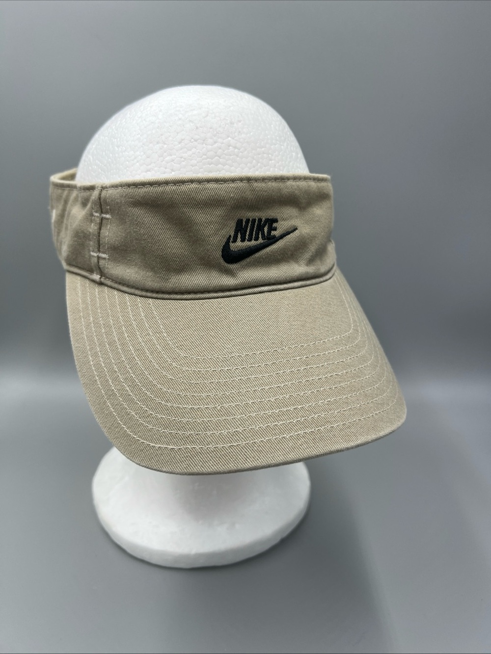 Nike Visor. Unixex Adult. Golf, Sports, Beige. Swoosh, Adjustable. Cotton. OSFM